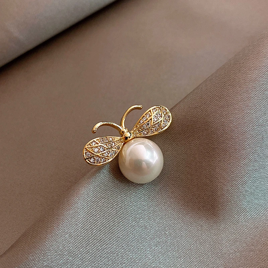 Elegante broche de perlas con brillantes alas de circonitas