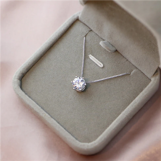 Elegante colgante solitario de circonita con cadena de filigrana en caja de regalo