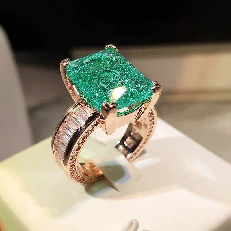 Anillo con piedra verde brillante