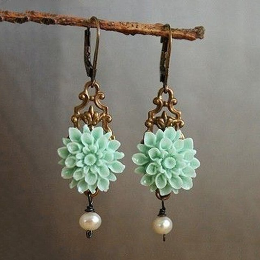 Pendientes boho florales de color turquesa con gotas de perlas