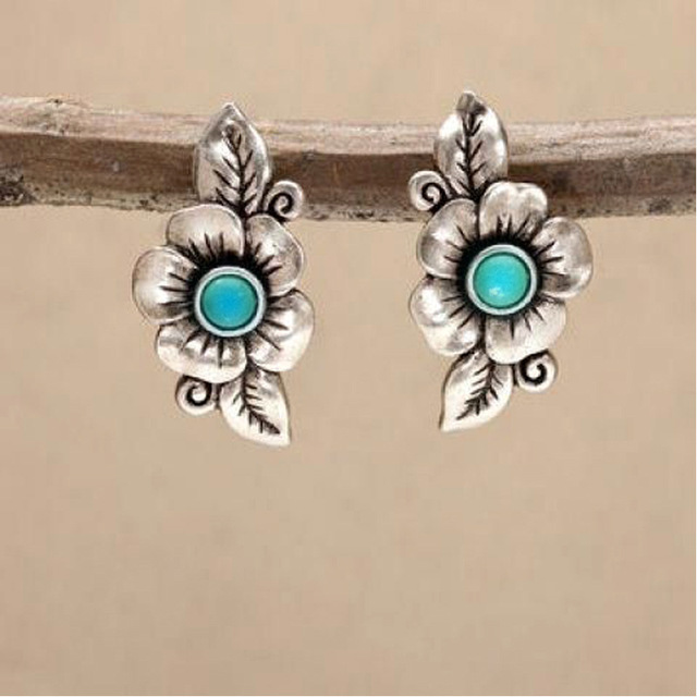 Pendientes boho con piedra azul turquesa y motivo floral