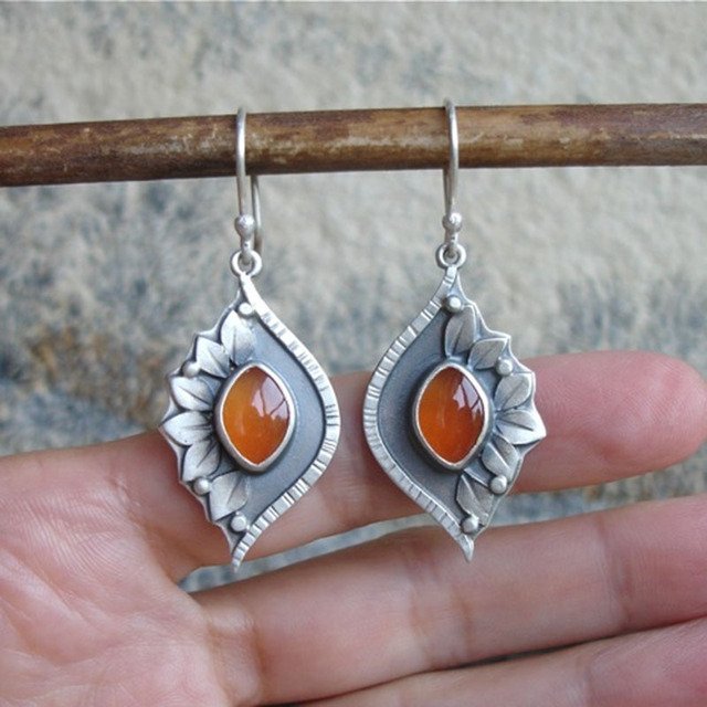 Pendientes boho con piedra cornalina y diseño floral