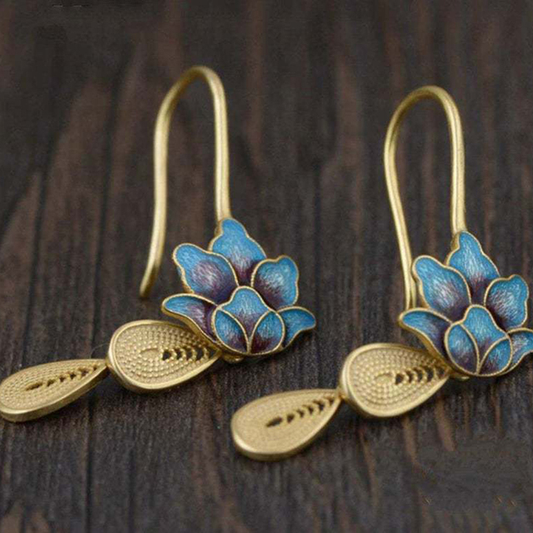 Pendientes boho de flor de loto con detalles en esmalte azul