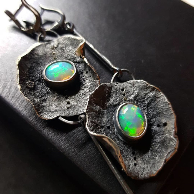 Pendientes bohemios de ópalo de metal ennegrecido con un verde fascinante