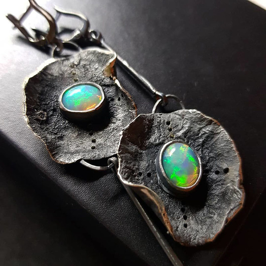 Pendientes bohemios de ópalo de metal ennegrecido con un verde fascinante