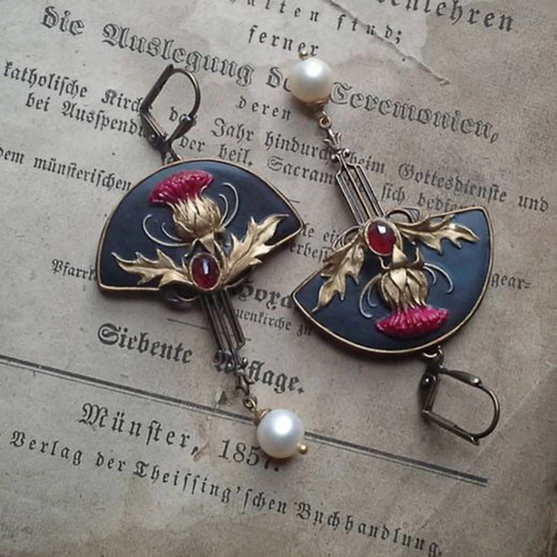 Pendientes vintage de esmalte de cardo con perlas y piedras rojas