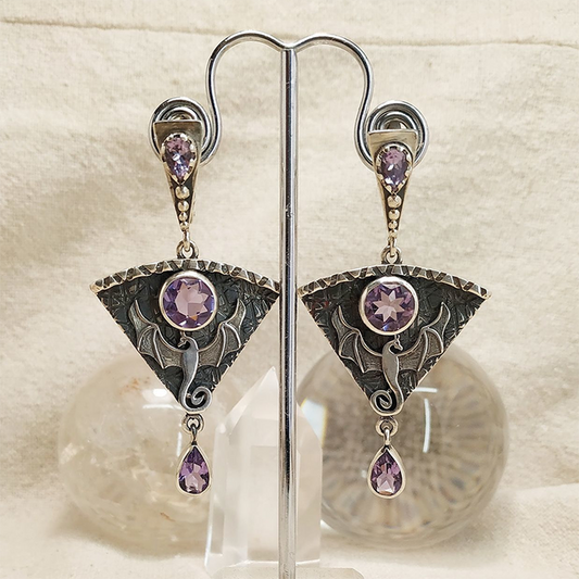 Pendientes murciélago de amatista oscura con un elegante diseño vintage