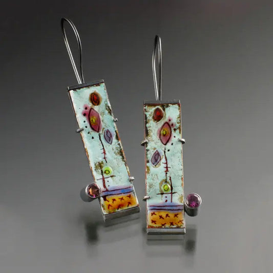 Pendientes de esmalte adornados con colores vibrantes y piedras decorativas