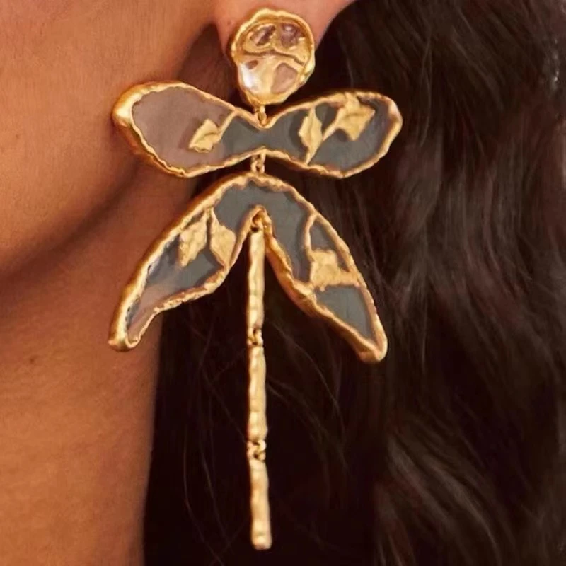 Pendientes llamativos con hojas curvas y textura delicada