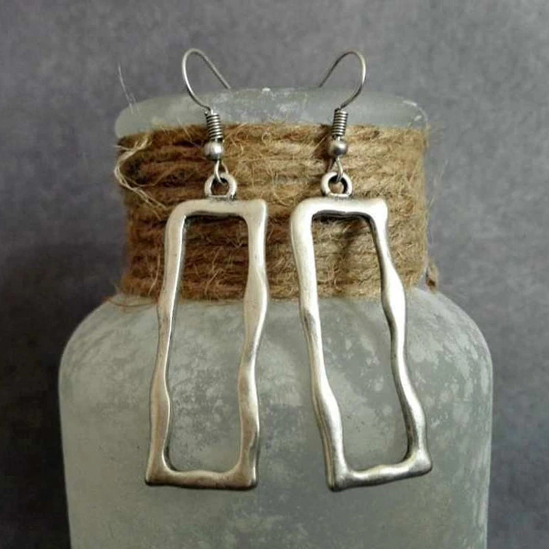 Pendientes geométricos modernos con acabado antiguo de look boho
