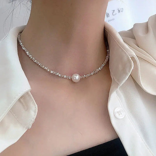 Elegante collar de perlas con brillantes circonitas en estilo gargantilla