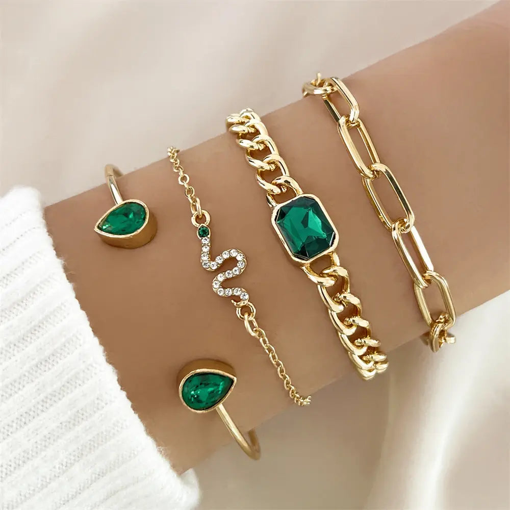 Elegante pulsera engastada con diseño de piedras de cristal verde y serpiente