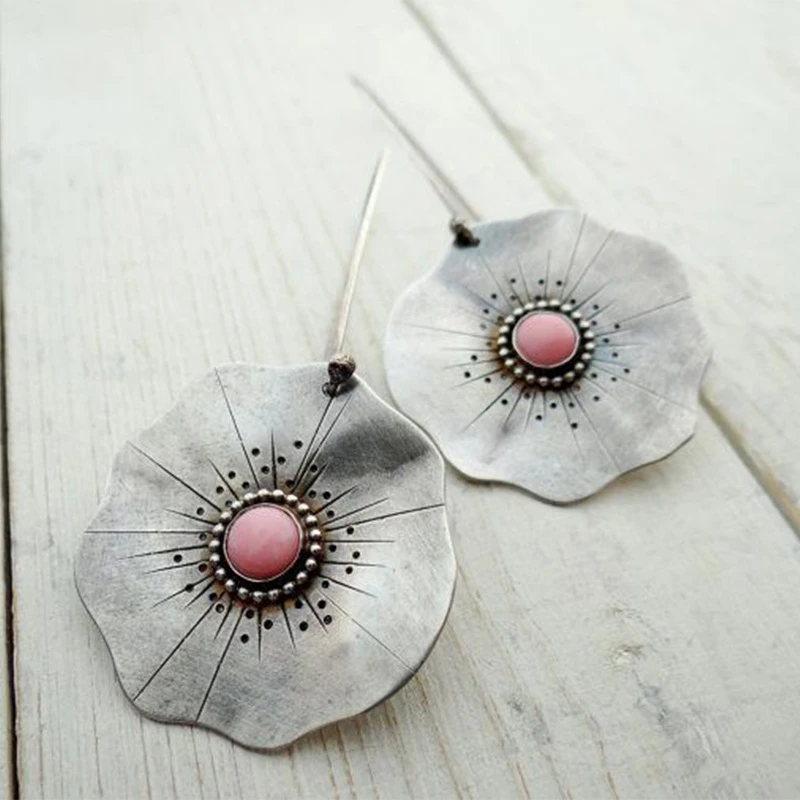 Pendientes de pétalos estilo boho con centro de gema rosa