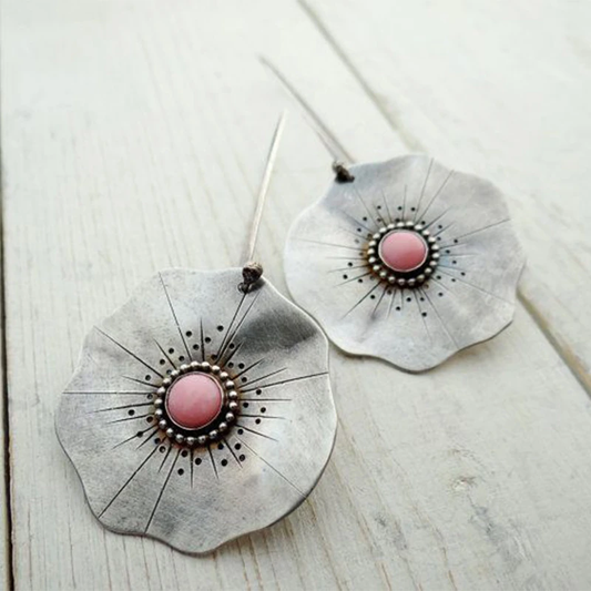 Pendientes de pétalos estilo boho con centro de gema rosa