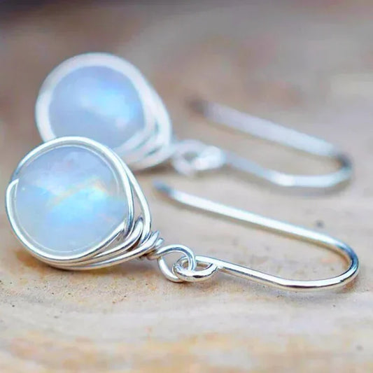 Pendientes colgantes de piedra lunar brillante con un elegante diseño de alambre envolvente