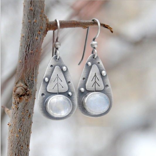 Pendientes hechos a mano con piedra de luna y detalles de árboles