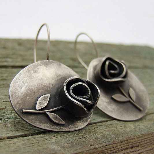 Pendientes de rosas antiguos de metal ennegrecido en estilo vintage