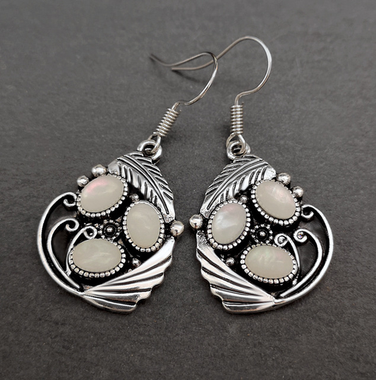 Pendientes de inspiración vintage con piedras de ópalo y detalles delicados