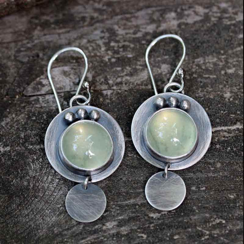 Pendientes con cristal de luna verde y diseño rústico