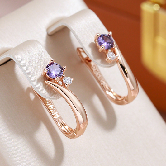 Pendientes elegantes bañados en oro rosa con circonitas moradas y pedrería