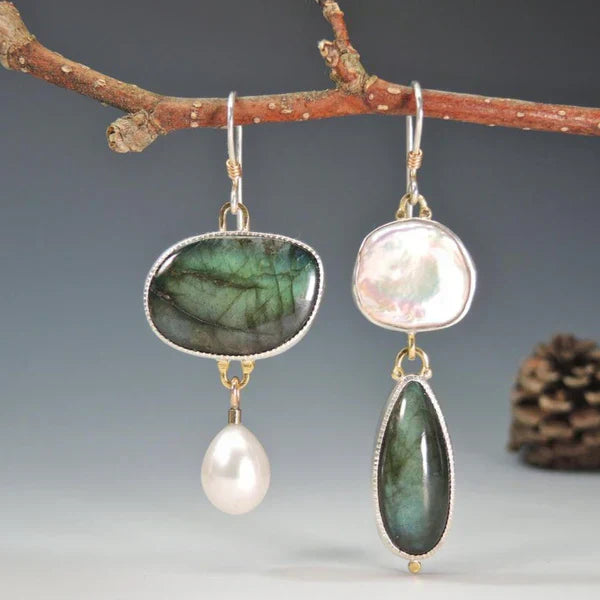 Elegantes pendientes de labradorita con perlas y detalles en piedras naturales