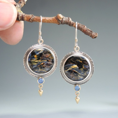 Pendientes fascinantes con patrón petrógrafo y detalles en cianita