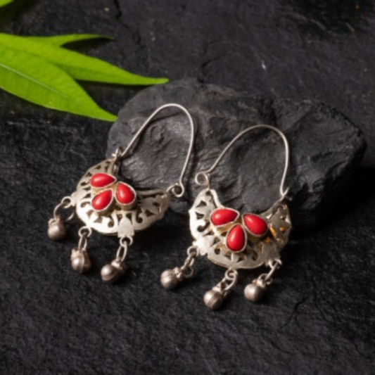 Pendientes vintage de filigrana con piedras de coral rojo y cascabeles