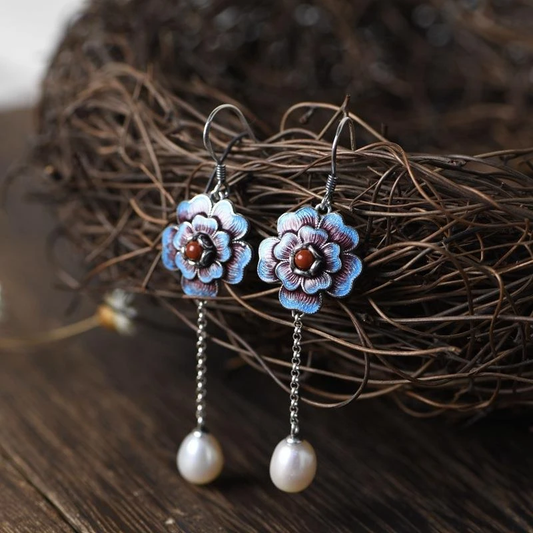Pendientes vintage de flores esmaltadas con perlas de agua dulce y coral