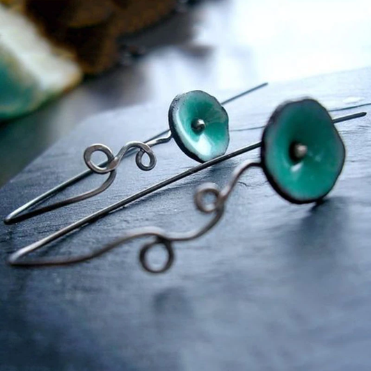 Pendientes de flores con esmalte verde y elegante decoración de alambre