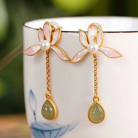 Pendientes elegantes de flores con perlas de agua dulce y gotas de jade