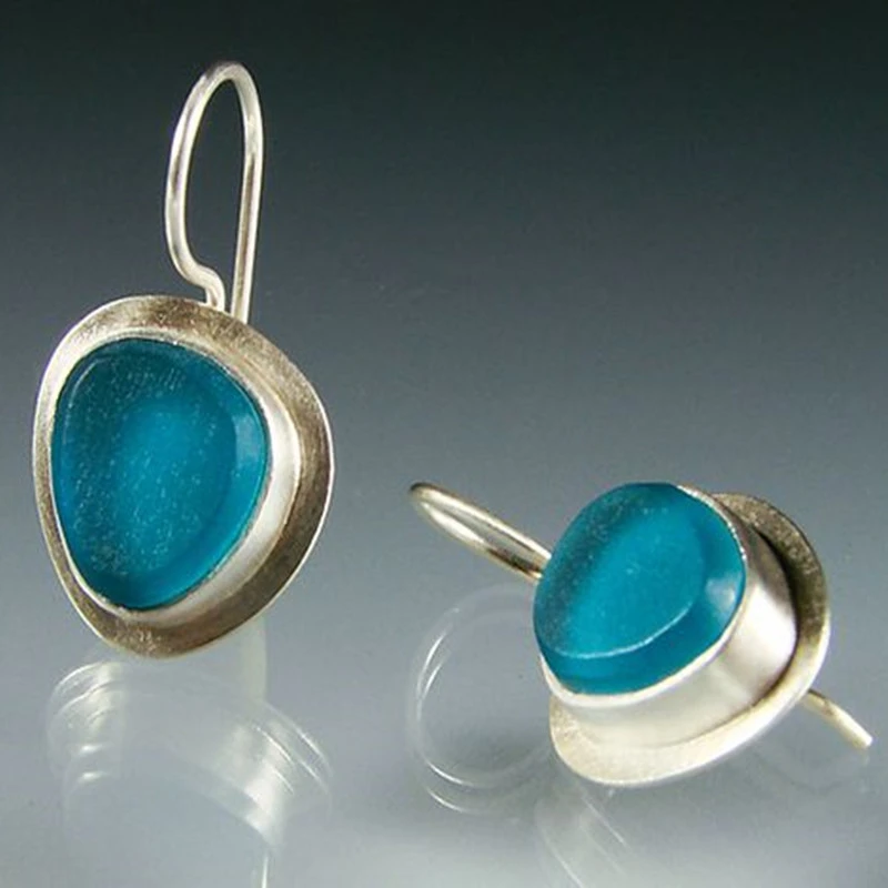 Pendientes boho-chic con cabujón de cristal azul océano en forma de lágrima