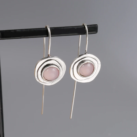 Pendientes boho vintage con cabujón rosa y detalles ornamentados