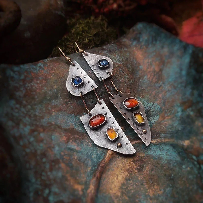 Pendientes hechos a mano con piedras preciosas azules y ámbar