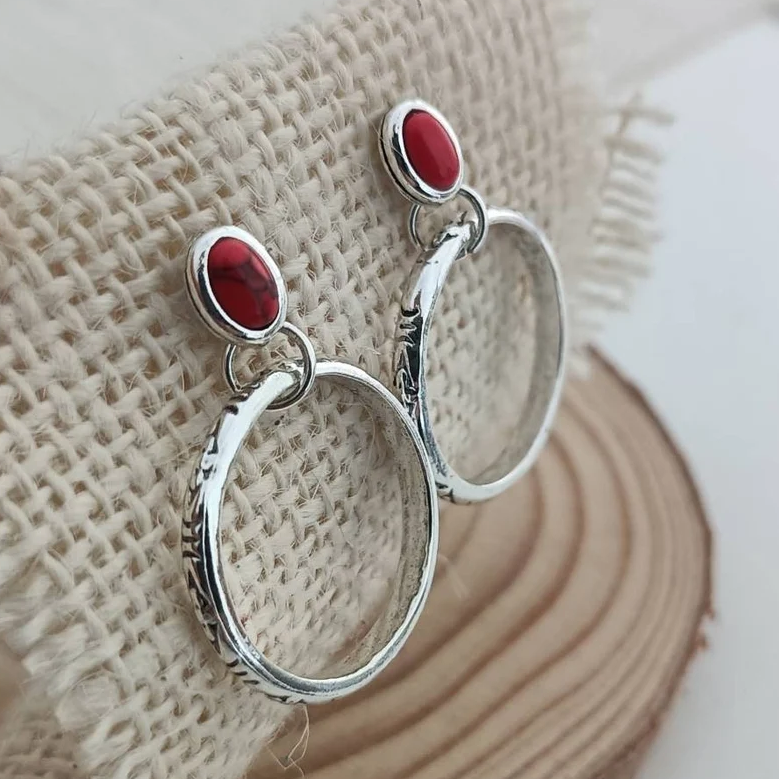 Pendientes boho con piedras rojas turquesas y diseño martillado