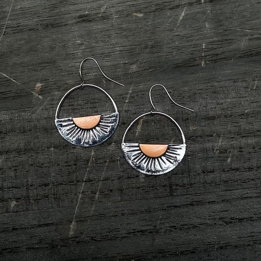 Pendientes antiguos de amanecer con detalles en cobre