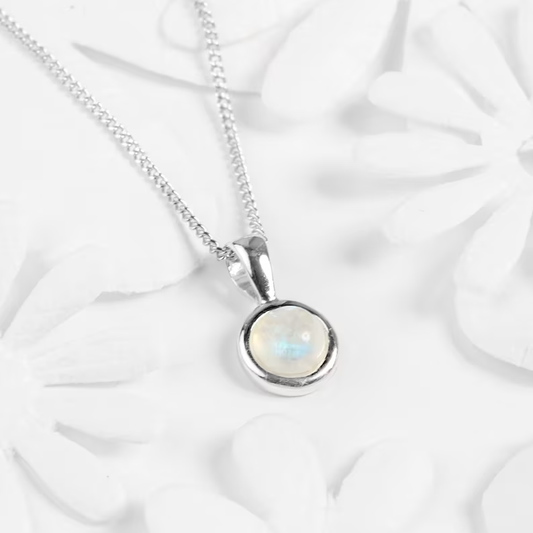 Collar de piedra lunar brillante con colgante de piedras preciosas radiantes