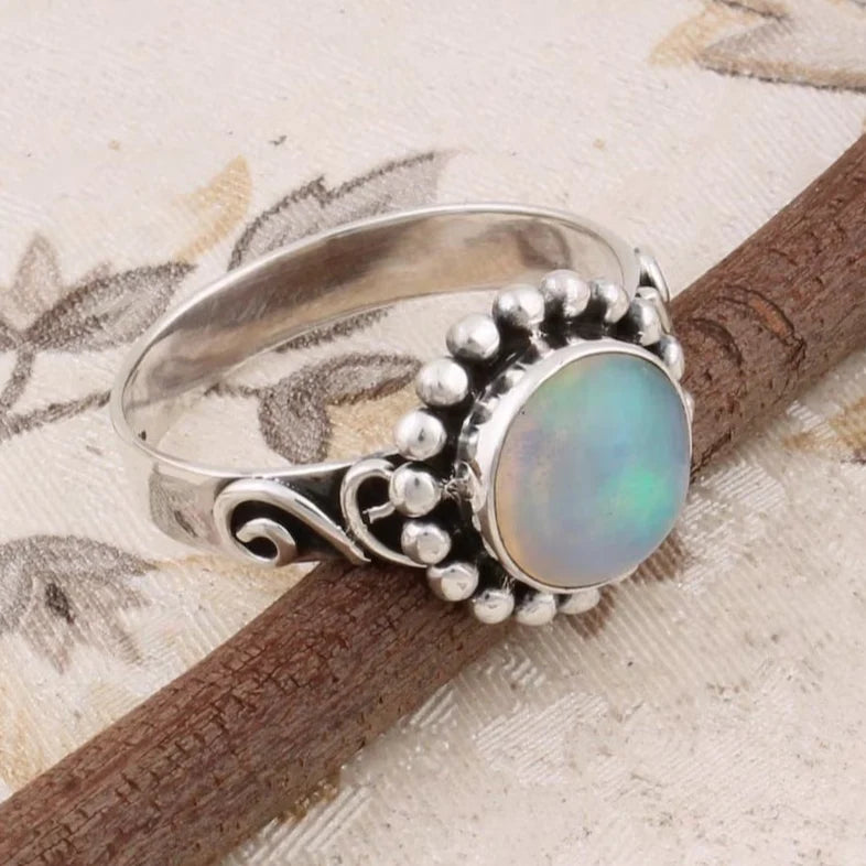 Anillo Vintage de Plata con Ópalo Natural