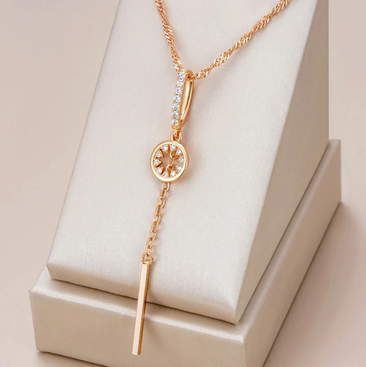 Collar brillante con colgante y detalles de cristal