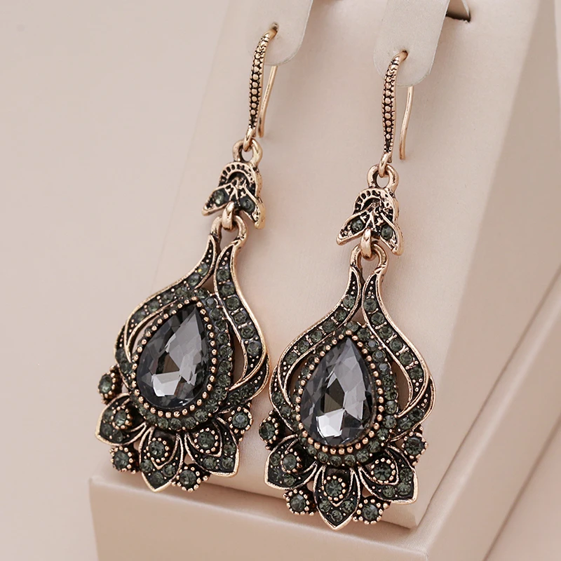 Pendientes elegantes con cristales negros y detalles vintage