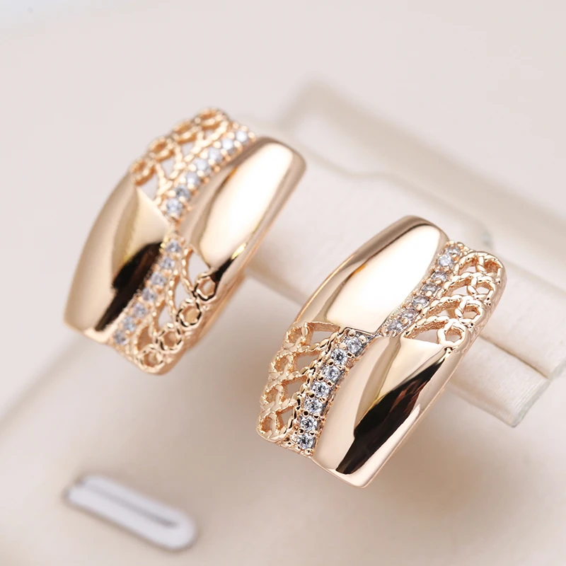 Pendientes de circonitas brillantes con un elegante diseño calado