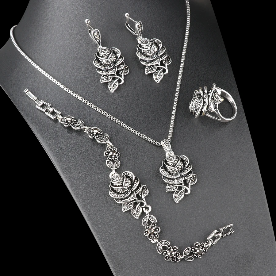 Conjunto de joyas de rosas vintage brillantes con collares, pulsera, pendientes y anillo