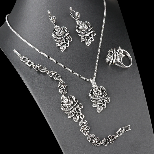 Elegante anillo engastado con circonitas