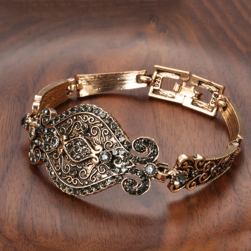 Pulsera antigua con adornos de filigrana y cristales negros