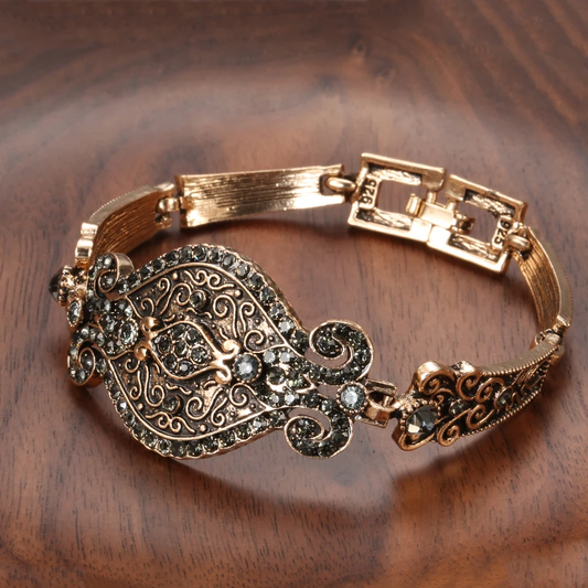 Pulsera antigua con adornos de filigrana y cristales negros