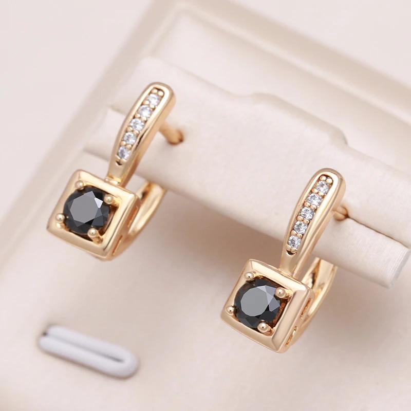 Pendientes elegantes con circonitas negras y piedras brillantes