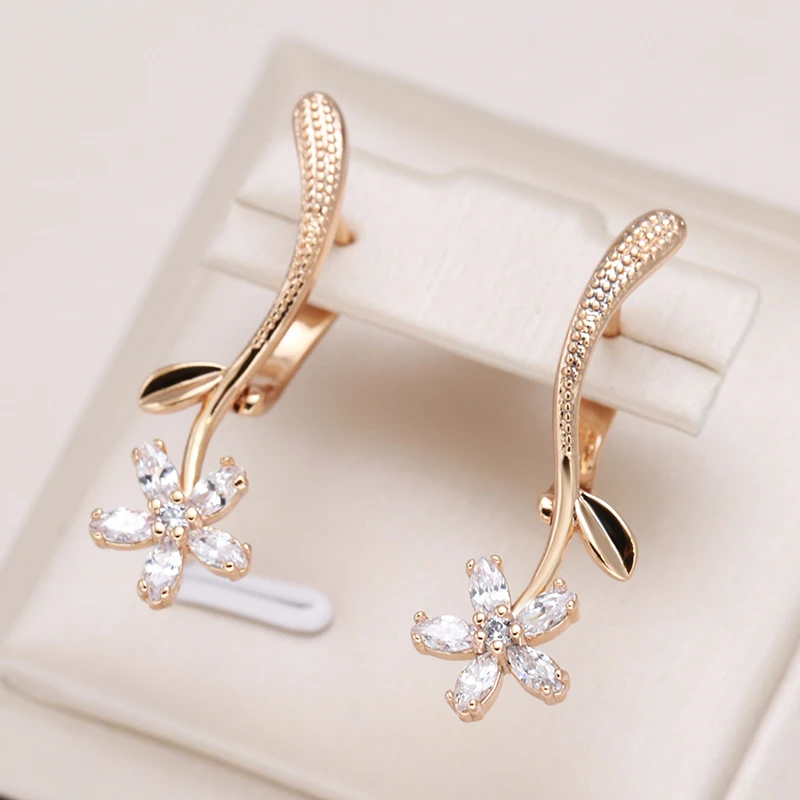Pendientes delicados con cristales florales brillantes y elegante detalle de hojas