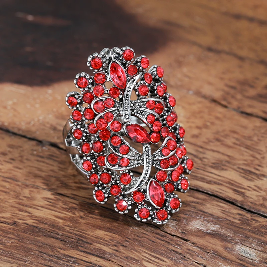 Anillo elegante con cristal rojo