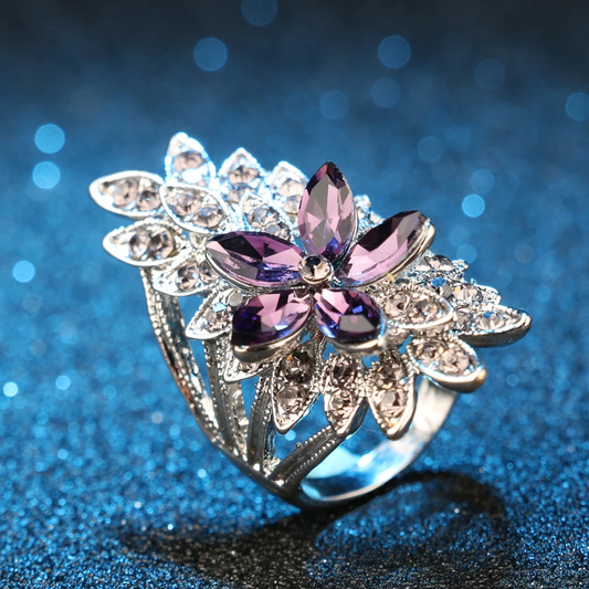 Elegante anillo colorido con circonitas