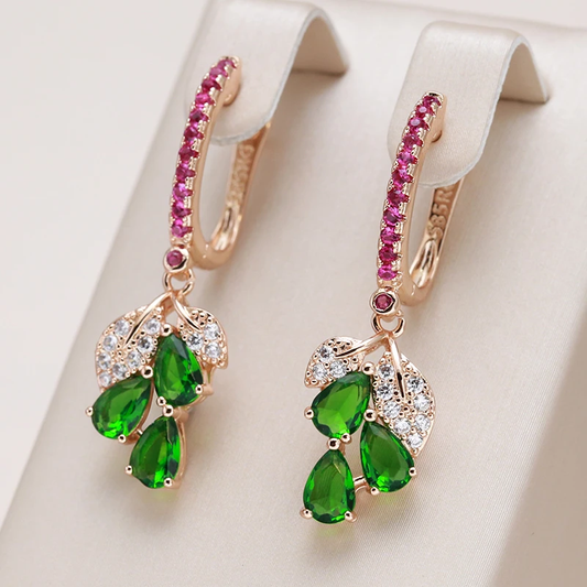 Pendientes elegantes con gotas brillantes de rubí y circonitas verde esmeralda