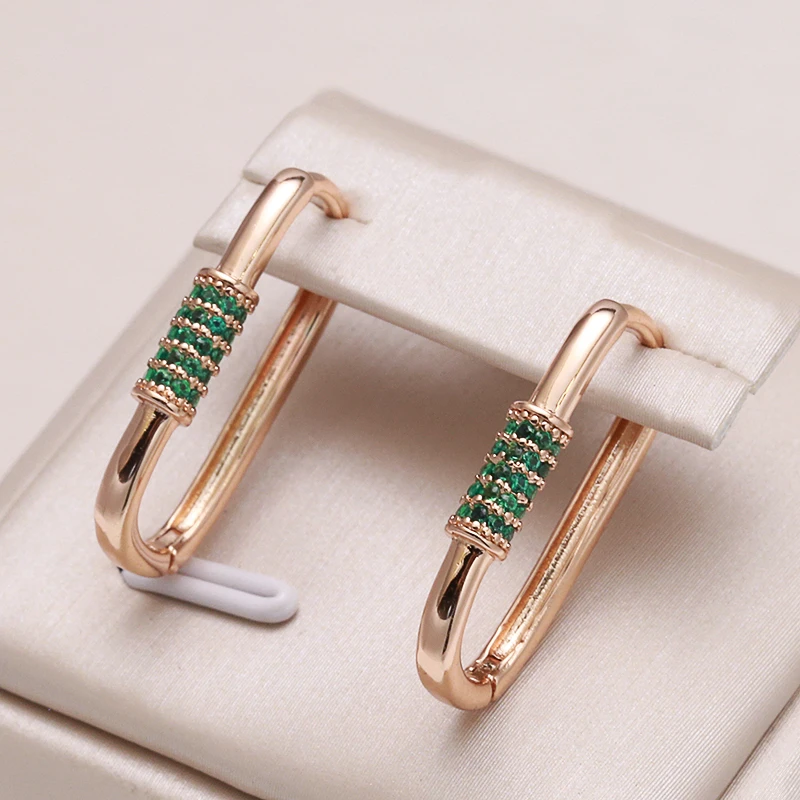 Elegantes pendientes de oro rosa con circonitas verdes brillantes